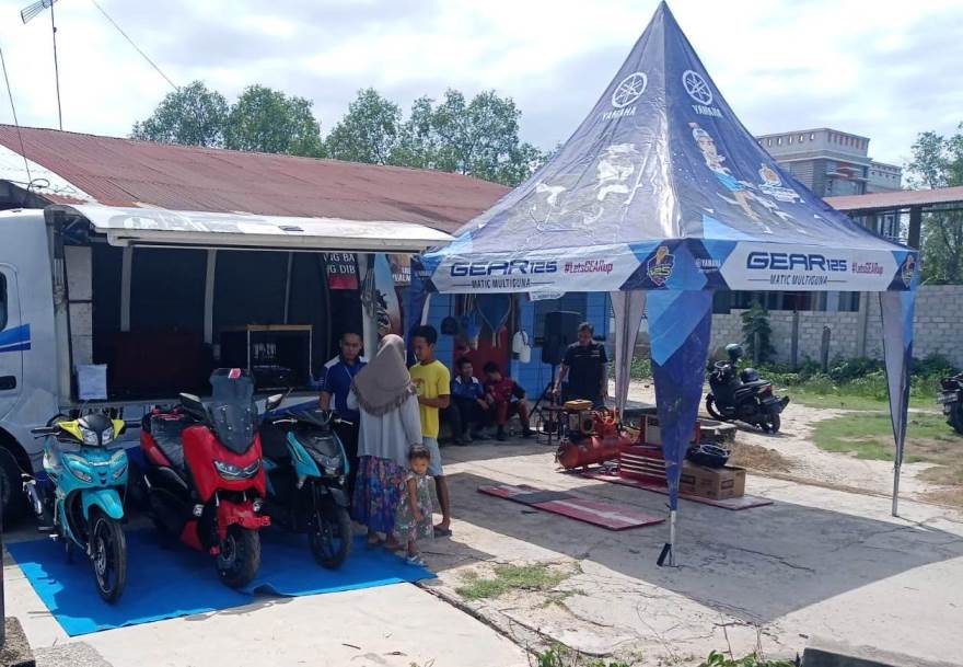 Warga mengungjungi stand pameran Alfa Scorpii Yamaha di Dumai.(foto: istimewa)